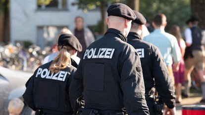 Polizisten laufen Streife.